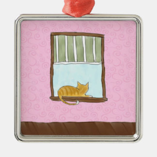 Gelbe Miezekatze in einer Fenster-Verzierung Silbernes Ornament