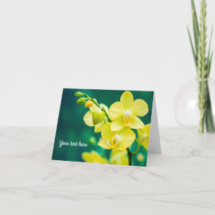 Gelbe Orchidee auf grüner Grußkarte Karte