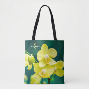 Gelbe Orchidee auf grüner Tragetasche