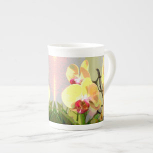 Gelbe Orchideen im Nachmittagslicht Prozellantasse