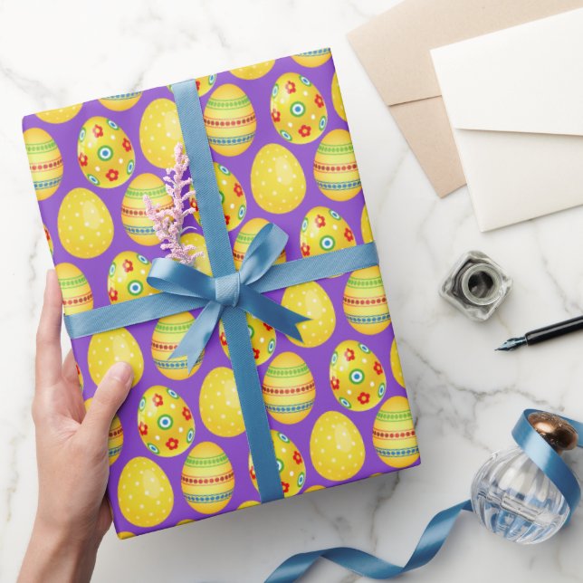 Gelbe Ostereier auf Lila Geschenkpapier (Schenken)