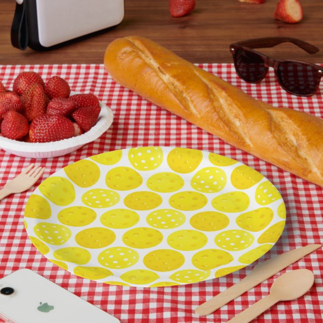 Gelbe Pickleball-Balls, mit 0-0-2, auf Weiß Pappteller (Picknick)