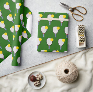 Gelbe Picklebälle und Paddles auf Grün Geschenkpapier