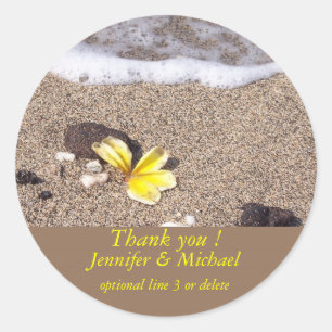 Gelbe Plumeria am tropischen Strand Runder Aufkleber