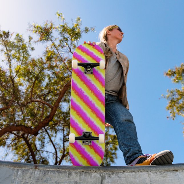 Gelbe Rosa Artdeco Regenbogen Streifen Skateboard (Außen 1)