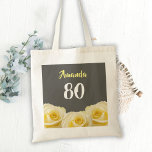 Gelbe Rose Blume Floral 80. Geburtstag Tragetasche<br><div class="desc">Gelbe Rose Blume Floral 80. Geburtstag Tote Tasche. Schöne gelbe Rosen. Der Hintergrund ist grau. Der Text ist in den Farben weiß und gelb und leicht anpassbar - personalisieren Sie ihn mit Ihrem Namen und Alter.</div>