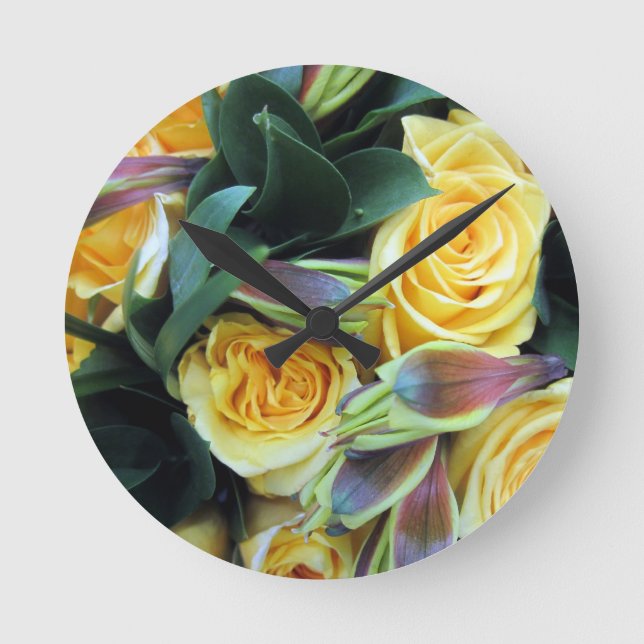 Gelbe Rose Buds Runde Wanduhr (Vorderseite)