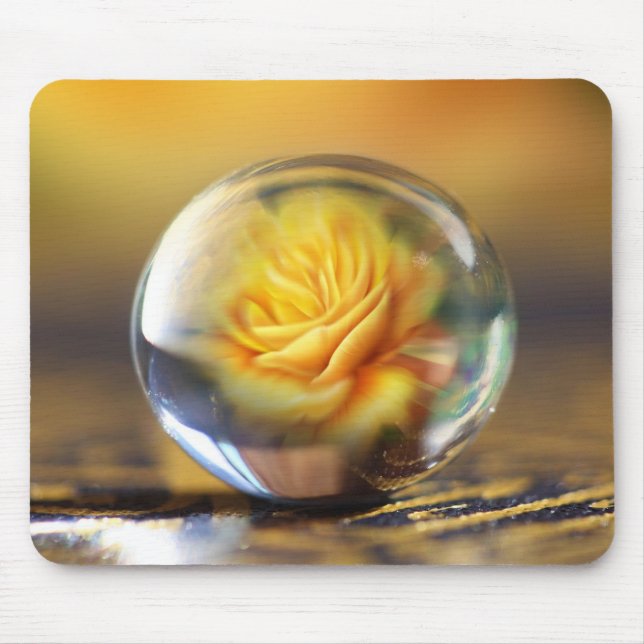Gelbe Rose in einem Glasball Mousepad (Vorne)