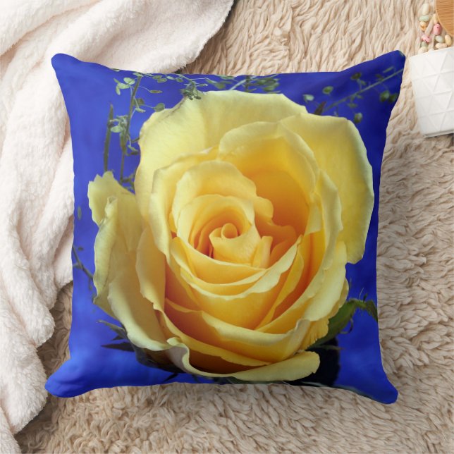 Gelbe Rose Royal Blue Background Throw Kissen (Decke)