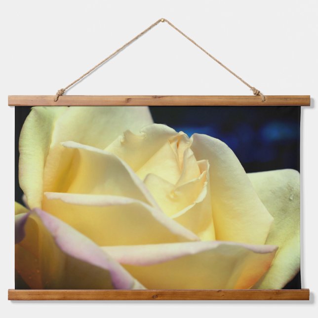 Gelbe Rosenknospe Blume Petals Wandteppich Mit Holzrahmen (Vorne)