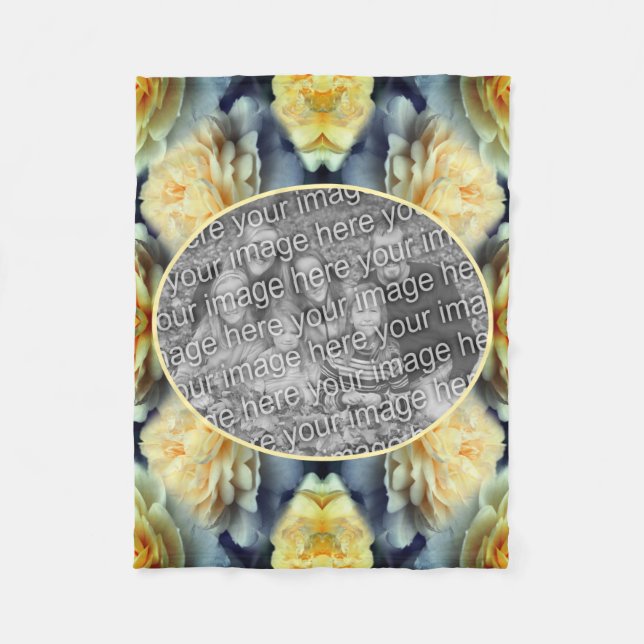 Gelbe Rosenrahmen ergänzen Ihr eigenes Foto Fleecedecke (Vorderseite)