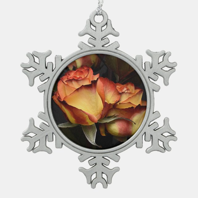 Gelbe Rote Rose Schneeflocken Zinn-Ornament (Vorderseite)