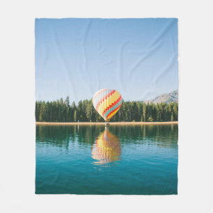 Gelbe, rote und blaue Heißluftballon in der Nähe v Fleecedecke