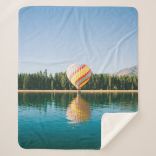 Gelbe, rote und blaue Heißluftballon in der Nähe v Sherpadecke