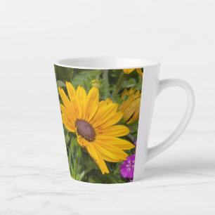 Gelbe Rudbeckia-Blume Rosa Phlox und Biene Milchtasse