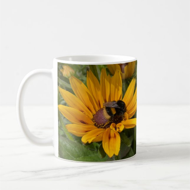 Gelbe Rudbeckia-Blume und Biene Kaffeetasse (Links)