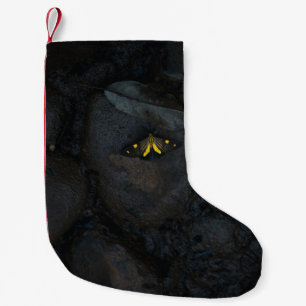 GELBE SCHALTFLÄCHE AUF STEIN KLEINER WEIHNACHTSSTRUMPF