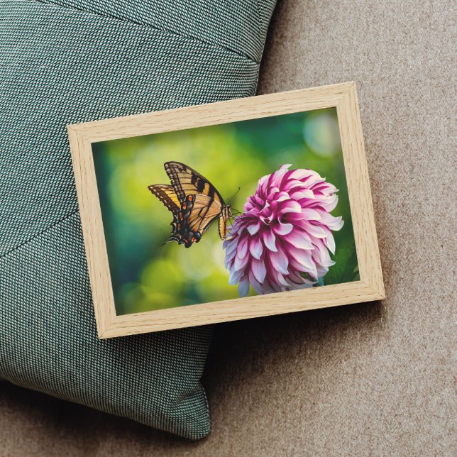 Gelbe Schmetterling auf rosa Dahlia Blume im Garte Poster (Von Creator hochgeladen)