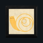 Gelbe Schnecke auf Creme Background Erinnerungskiste<br><div class="desc">Diese gelbe Schnecke ist viel niedlicher als echte Schnecken! Ein bezaubernder Chariklia Zarris Druck,  der cremefarbene Hintergrund fügt sich gut in die gelbe Farbe der Schnecke ein. Ein großartiges Stück,  das man auf die Wand eines Kinderzimmers setzen kann!</div>