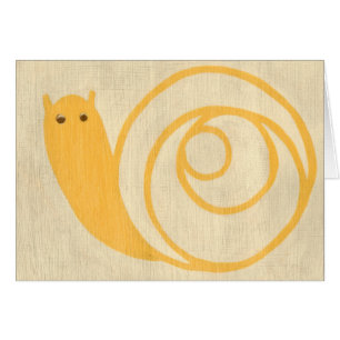 Gelbe Schnecke auf Sahnehintergrund