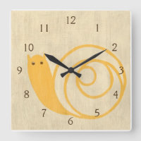 Gelbe Schnecke auf Sahnehintergrund