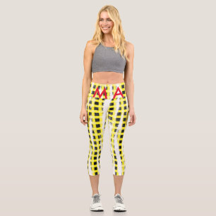 Gelbe schwarze Schachbrettmuster tragen den Namen Capri Leggings