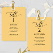 Gelbe Sitzplan-Karten mit Gästennamen