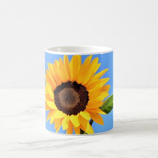 Gelbe Sonnenblume auf blauem Himmel - Sommer Kaffeetasse (Mittel)