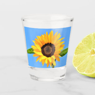 Gelbe Sonnenblume auf blauem Himmel - Sommer Schnapsglas