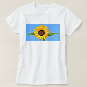 Gelbe Sonnenblume auf blauem Himmel - Sommer T-Shirt