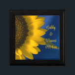 Gelbe Sonnenblume auf Blauer Hochzeit Erinnerungskiste<br><div class="desc">Passen Sie die hübsche Gelbe Sonnenblume auf der Geschenkboxen Blue Wedding Foto mit den persönlichen Namen der Braut und Bräutigam und Sommer- oder Herbstfeiertag. Erstellen Sie ein personalisiertes Sake-Geschenk für die Neuvermählten oder ein Dankeschön für Ihre Hochzeitsbegleiter, Brautmädchen und Ihr Brautparty. Diese wunderschöne botanische Hochzeitsfotografie zeigt ein Blumenfoto mit einer...</div>