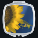 Gelbe Sonnenblume auf Blauer Hochzeit Taschenspiegel<br><div class="desc">Die hübsche Gelbe Sonnenblume auf Blue Wedding Compact Mirror ist eine großartige personalisierte Geschenkidee für die Braut,  die Braut oder ihre Brautjungfrauen zu sein. Personalisieren Sie es mit einem Namen oder Text Ihrer Wahl. Dieser elegante,  individuell gestaltete Hochzeitsspiegel ist mit einem Blumenfoto aus gelbem Sonnenblumen mit blauem Hintergrund versehen.</div>