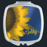 Gelbe Sonnenblume auf Blauer Hochzeit Taschenspiegel<br><div class="desc">Die hübsche Gelbe Sonnenblume auf Blue Wedding Compact Mirror ist eine großartige personalisierte Geschenkidee für die Braut,  die Braut oder ihre Brautjungfrauen zu sein. Personalisieren Sie es mit einem Namen oder Text Ihrer Wahl. Dieser elegante,  individuell gestaltete Hochzeitsspiegel ist mit einem Blumenfoto aus gelbem Sonnenblumen mit blauem Hintergrund versehen.</div>