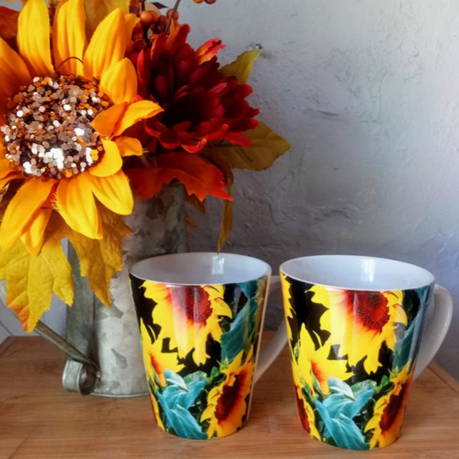 Gelbe Sonnenblume auf der schwarzen Latte-Tasse Milchtasse (Von Creator hochgeladen)