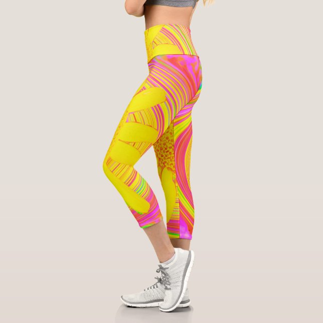 Gelbe Sonnenblume auf einem psychedelischen Swirl Capri Leggings (Links)