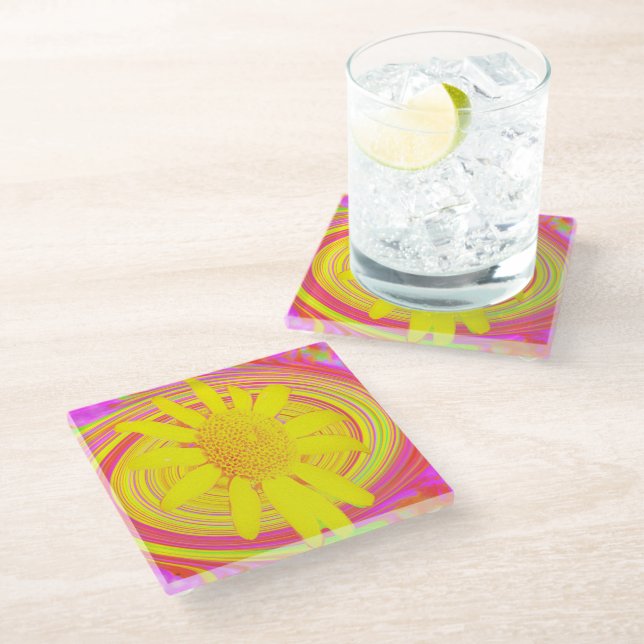 Gelbe Sonnenblume auf einem psychedelischen Swirl Glasuntersetzer (Schrägansicht)
