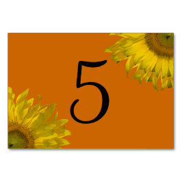 Gelbe Sonnenblume auf orangefarbenen Tischnummern