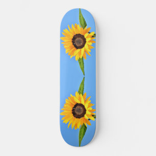 Gelbe Sonnenblumen auf blauem Himmel - Sommer Skateboard