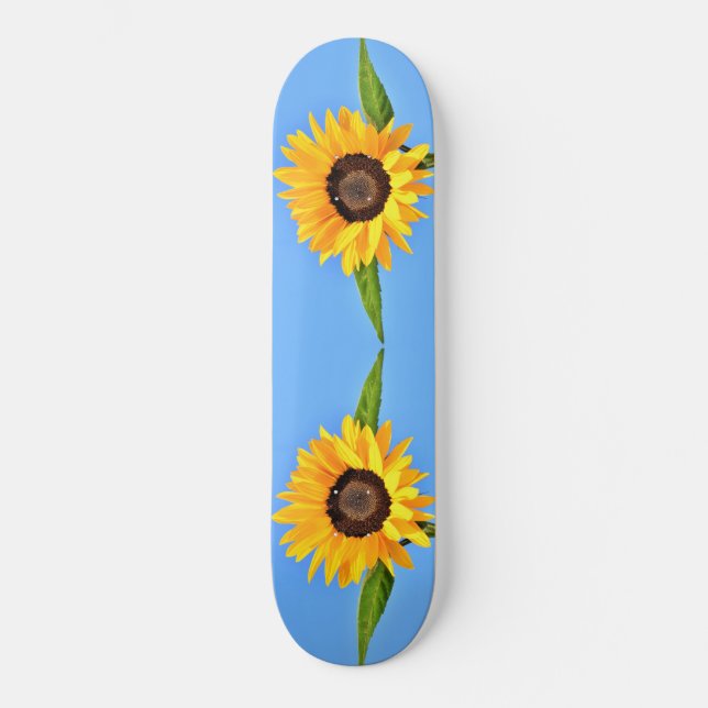 Gelbe Sonnenblumen auf blauem Himmel - Sommer Skateboard (Vorderseite)