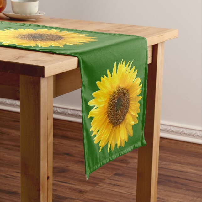 Gelbe Sonnenblumen auf dem Forest Green Medium Tab Mittelgroßer Tischläufer (Beispiel)