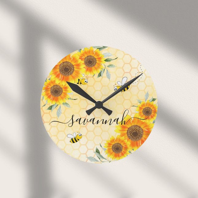 Gelbe Sonnenblumen Bienen rustikales Monogramm-Skr Runde Wanduhr (Von Creator hochgeladen)