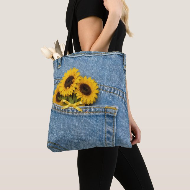 Gelbe Sonnenblumen in blauer Jeans Tasche (Von Nahem)