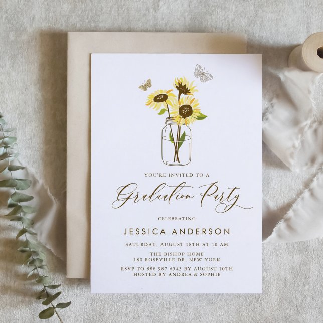 Gelbe Sonnenblumen in Mason Jar Graduation Party Einladung (Customizable rustic graduation invitation featuring sunflowers in a mason jar.)