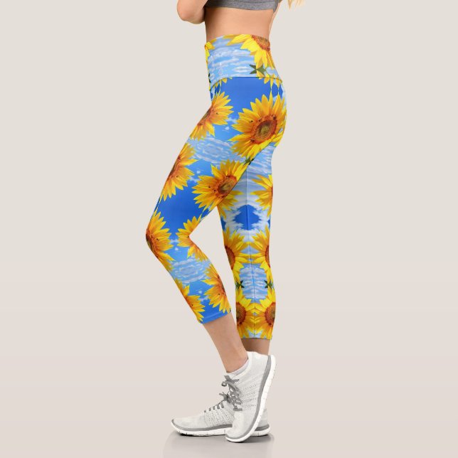 Gelbe Sonnenblumen und Bienen auf blauem Himmel -  Capri Leggings (Links)