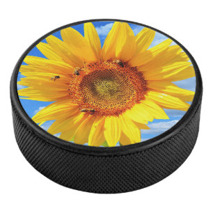 Gelbe Sonnenblumen und Bienen auf blauem Himmel -  Eishockey Puck