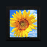 Gelbe Sonnenblumen und Bienen auf blauem Himmel -  Erinnerungskiste<br><div class="desc">Gelbe Sonnenblumen und Bienen auf blauem Himmel - Sommertag - Foto Blume Natur - Sie können auch personalisieren - Wählen / Fügen Sie Ihr einzigartiges Foto - Bild / Text - Name / Farbe / Schriftart / Größe / mehr - Make Your Special Gift - Umgrösse und verschieben oder entfernen...</div>