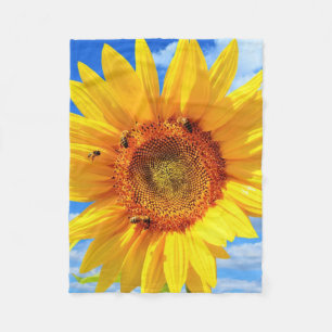 Gelbe Sonnenblumen und Bienen auf blauem Himmel - Fleecedecke