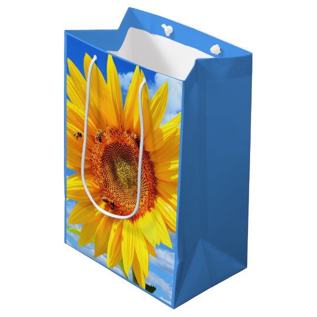 Gelbe Sonnenblumen und Bienen auf blauem Himmel -  Mittlere Geschenktüte (Vorderseite Schrägansicht)
