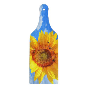 Gelbe Sonnenblumen und Bienen auf blauem Himmel - Schneidebrett