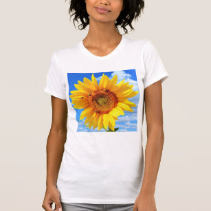 Gelbe Sonnenblumen und Bienen auf blauem Himmel -  T-Shirt
